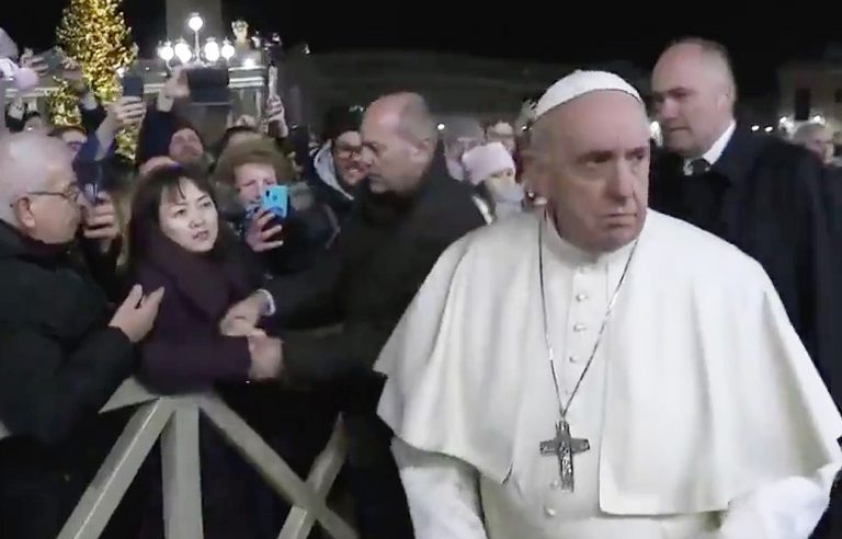 Papa Francesco, schiaffo a fedele: "chiedo scusa, cattivo esempio"