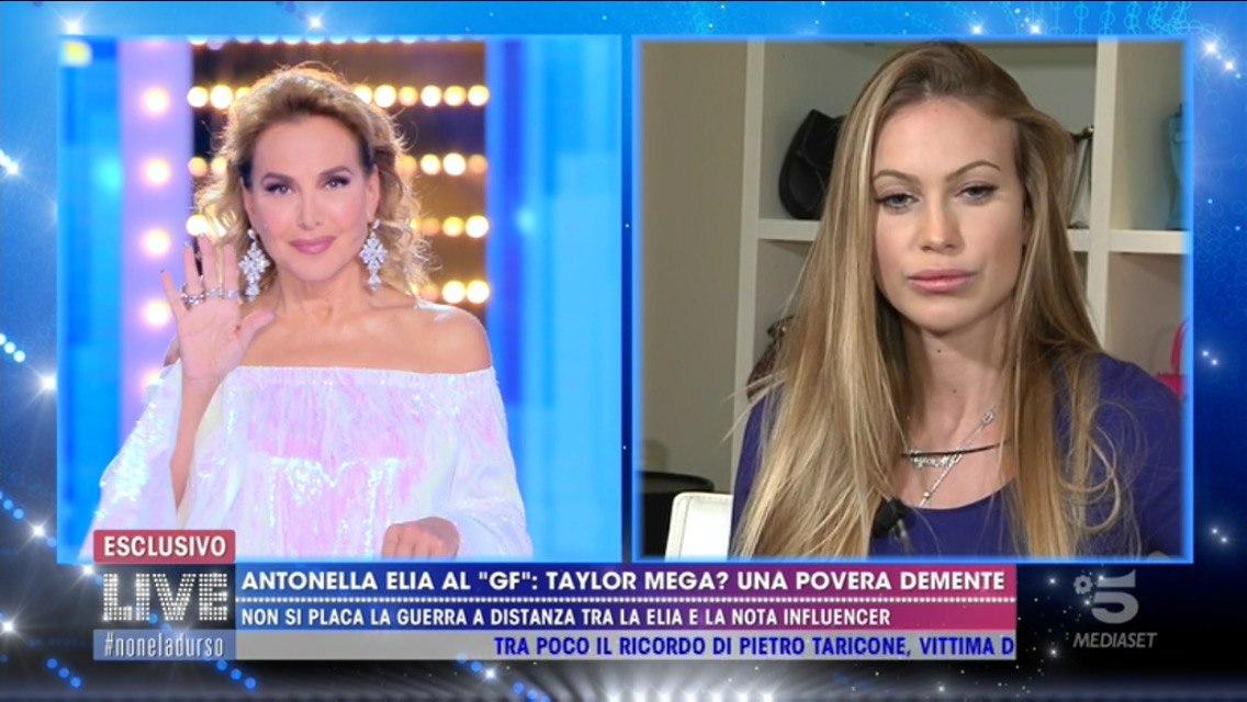 Taylor Mega, foto dito medio davanti a camionetta Polizia, Barbara d’Urso “mai più nei miei programmi” article-post