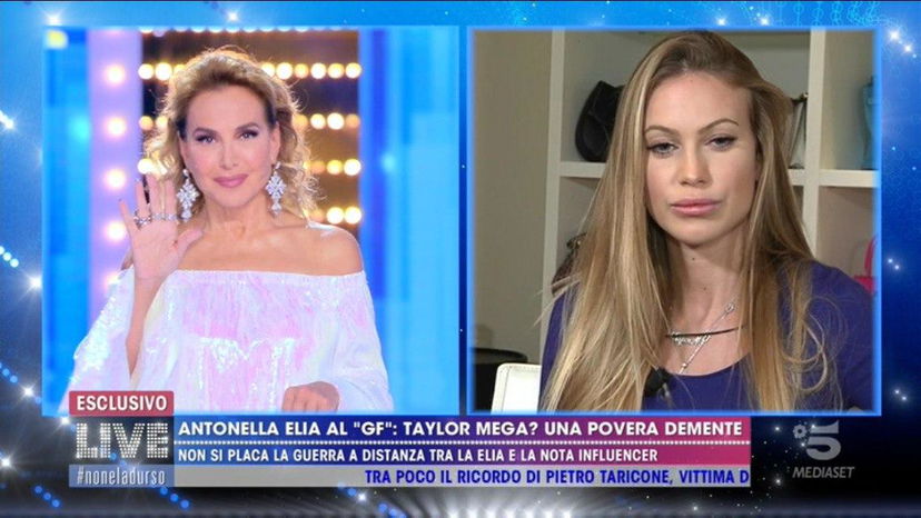 Taylor Mega, foto dito medio davanti a camionetta Polizia, Barbara d’Urso “mai più nei miei programmi” preview