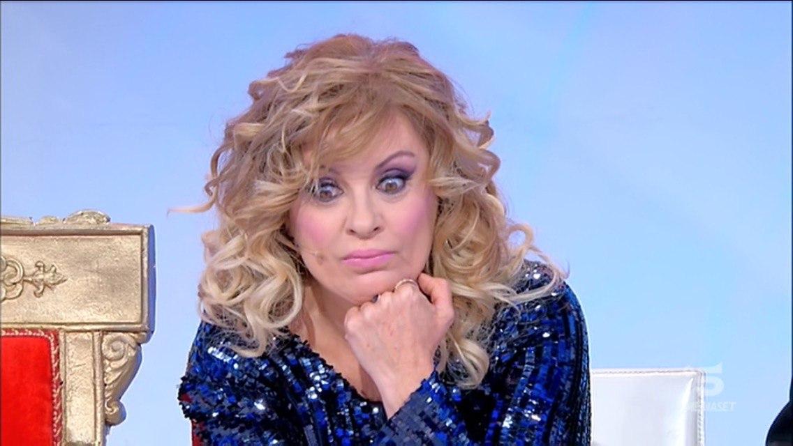 Tina Cipollari, “Sono un po’ a disagio, non mi sento libera”: agitazione a Uomini e Donne article-post
