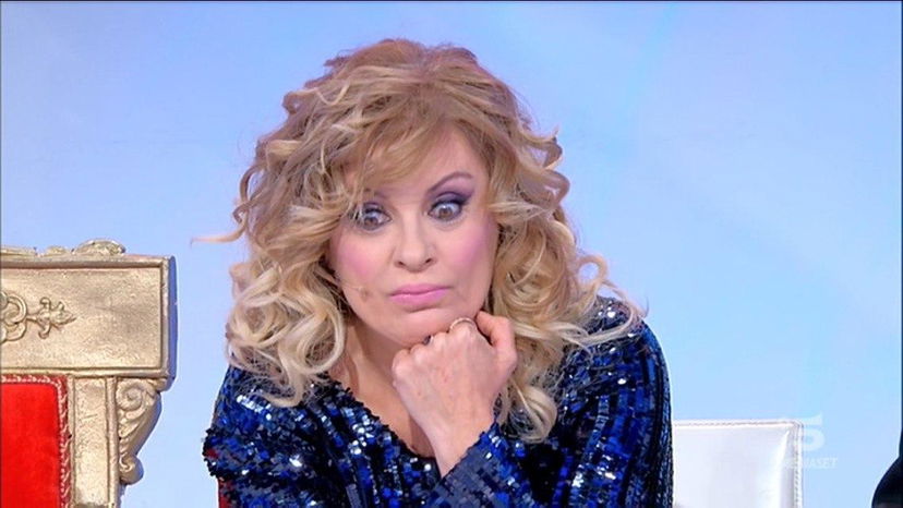 Tina Cipollari, “Sono un po’ a disagio, non mi sento libera”: agitazione a Uomini e Donne preview