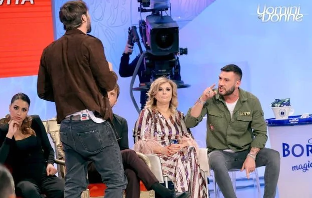 Uomini e Donne, Carlo Pietropoli: “Lorenzo Riccardi? Parla solo per gli applausi!” article-post