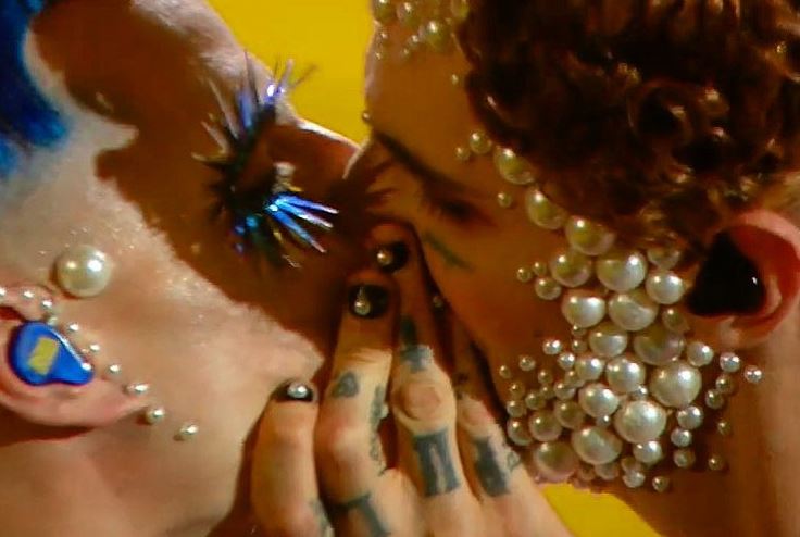 Achille Lauro è la Regina Elisabetta I nell’ultimo look a Sanremo 2020 – VIDEO preview