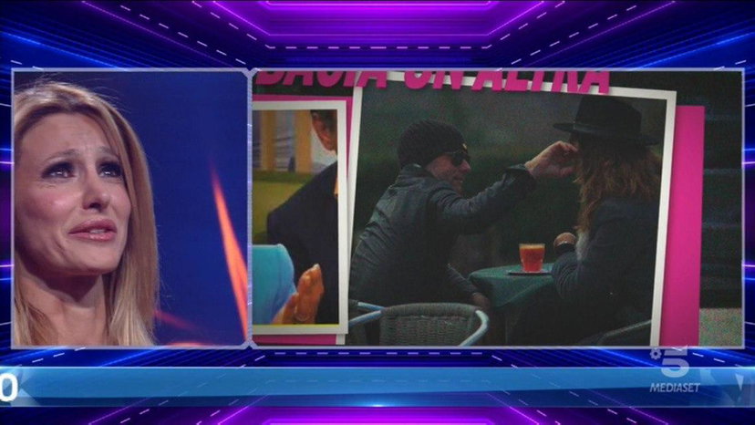 Adriana Volpe tradita dal marito Roberto Parli: lo scherzone del Grande Fratello Vip preview