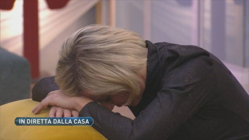 Antonella Elia, crisi al GF Vip: “Sfilata degli ex da Barbara d’Urso?”, fidanzato paparazzato con un’altra preview