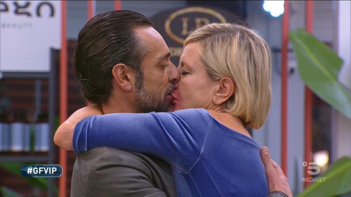 Antonella Elia e il fidanzato Pietro Delle Piane: “Mai tradita”, e scatta il nuovo limone! – VIDEO article-post