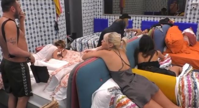 GF Vip, Asia Valente a rischio squalifica? “Sei un Down” a Sossio Aruta preview