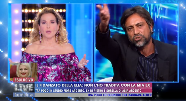 Barbara d’Urso al fidanzato di Antonella Elia: “Salutame a soreta”, e chiude il microfono