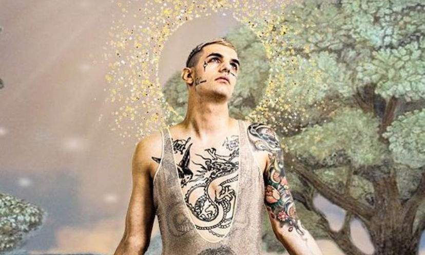 Achille Lauro si “spoglia”, omaggio alla famiglia: “Figlio di gente onesta, ecco chi sono” preview