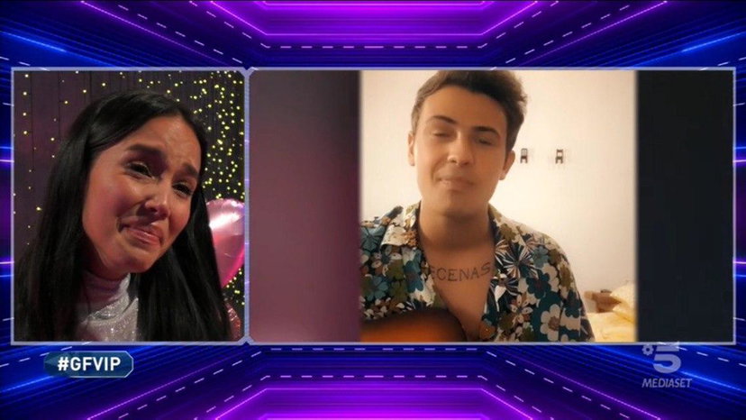 Canzone di Federico Rossi a Paola Di Benedetto: la sorpresa al Grande Fratello Vip preview