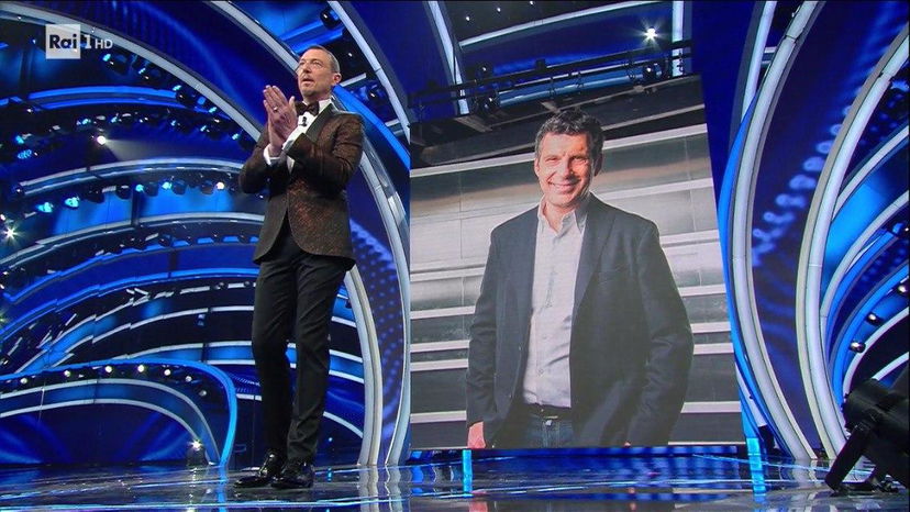 Fabrizio Frizzi, il ricordo di Amadeus a Sanremo 2020: Carlotta Mantovan sul palco preview