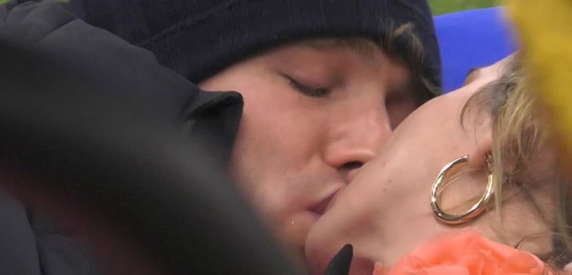 Bacio tra Paolo Ciavarro e Clizia Incorvaia al Grande Fratello Vip (VIDEO) preview