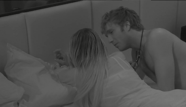 Grande Fratello Vip, Clizia volta le spalle a Paolo: “Sono stanca”, primi malumori per la coppia preview