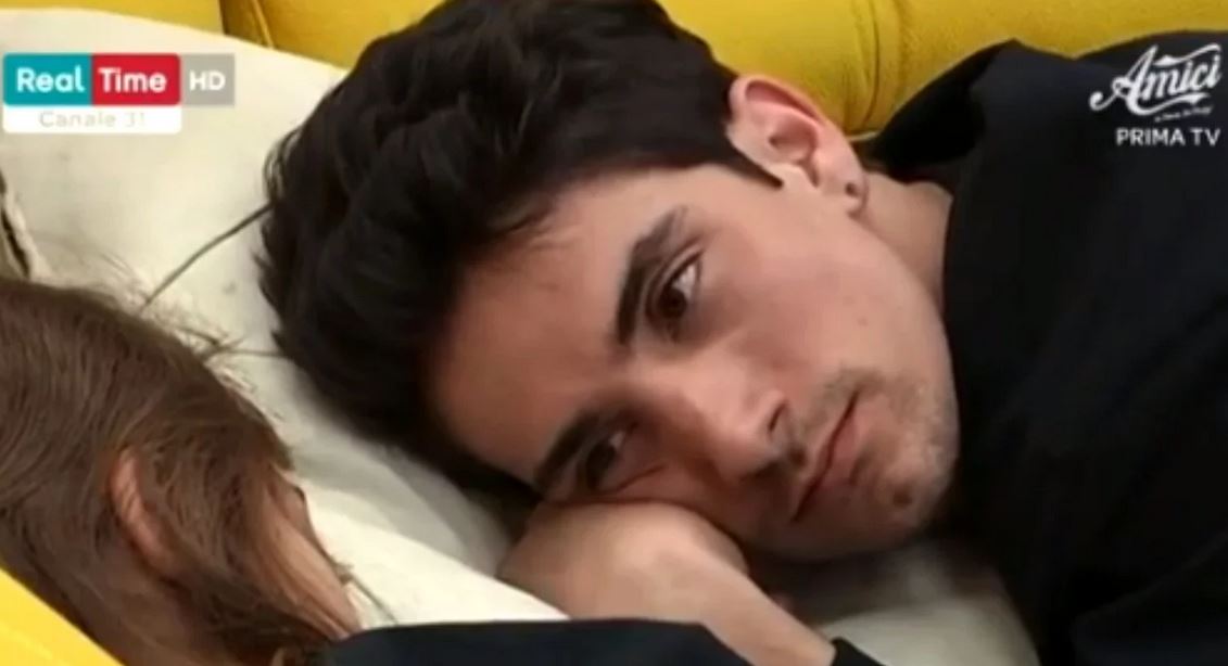 Amici 19, Javier e Talisa scatta il bacio: ha tradito la fidanzata? Lei interviene – VIDEO article-post