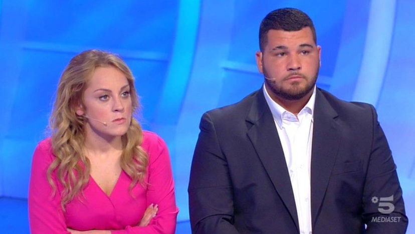 Giovanni e Luisana, C’è posta per te: chi sono, lei chiama la suocera “mostro” ira Maria De Filippi – VIDEO preview