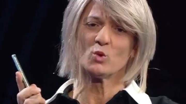 Fiorello è Maria De Filippi a Sanremo 2020: la conduttrice telefona – VIDEO preview
