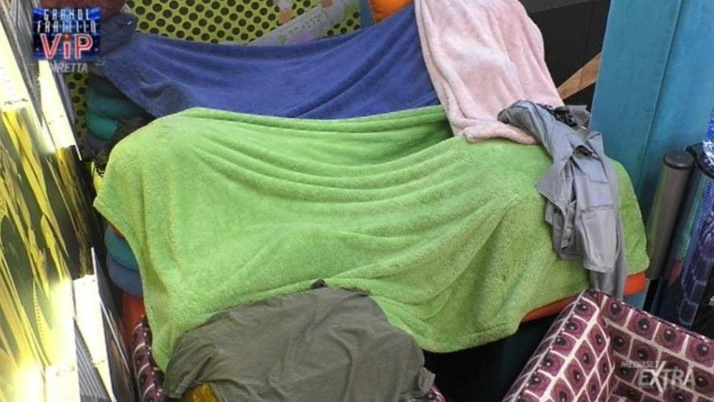 Pago e Serena costruiscono una capanna al Grande Fratello Vip Pago e Serena costruiscono una capanna al Grande Fratello Vip