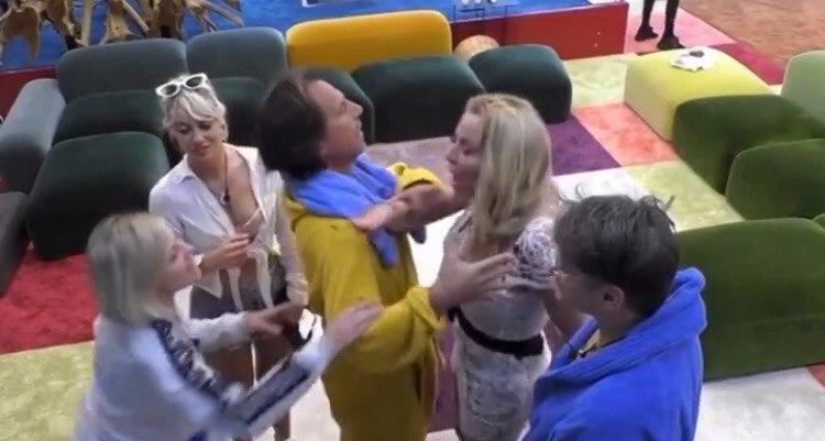 Rissa Antonella Elia-Valeria Marini: web chiede la squalifica dal GF Vip preview