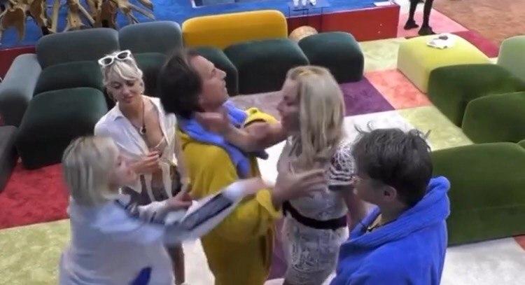 Rissa al GF Vip: Antonella Elia spintona Valeria Marini “Hai rotto i coglion*” article-post
