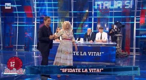 Sandra Milo cade per terra: ecco cosa è successo a Italia Sì con Marco Liorni preview