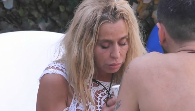 Valeria Marini piange al GF Vip: “Ho avuto mani addosso in passato, devono squalificarla” preview