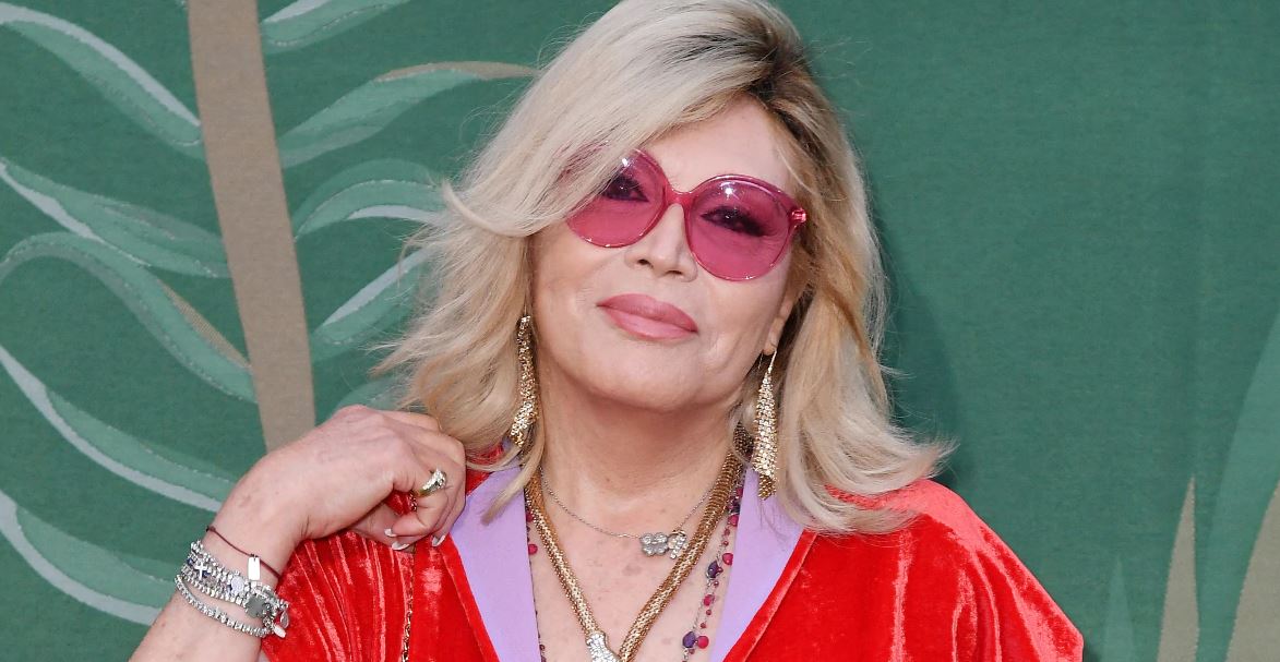 Amanda Lear: “Io transessuale? Chi lo pensa è un idiota”