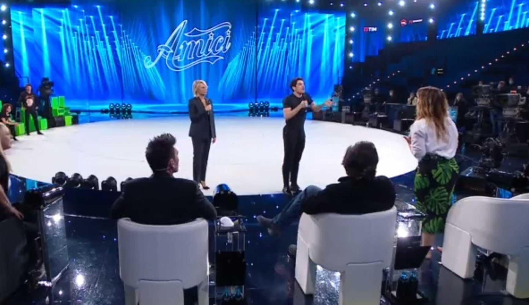 Amici 19, la crisi isterica di Javier: microfono per terra e fuga dallo studio