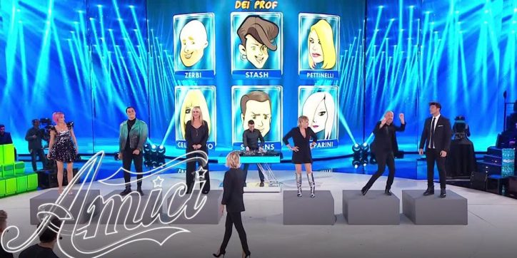 Serale di Amici in diretta ma senza pubblico: la decisione per il Coronavirus