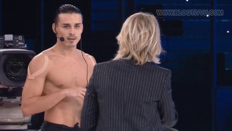 Amici 19, Valentin lascia lo studio e Maria “sbrocca”: “Per me puoi uscire”