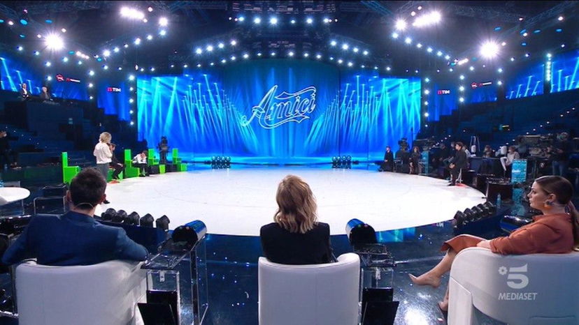 Amici 19 choc, costumiste lavorano non in sicurezza? Manca distanza di un metro, la foto preview