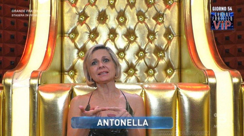 Valeria Marini ad Antonella Elia: “Mi hai pestato il piede!”, showgirl sempre più esasperata preview