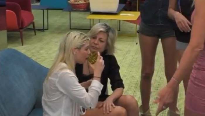 Asia Valente, nuova offesa choc: poi piange disperata, rischia squalifica? preview