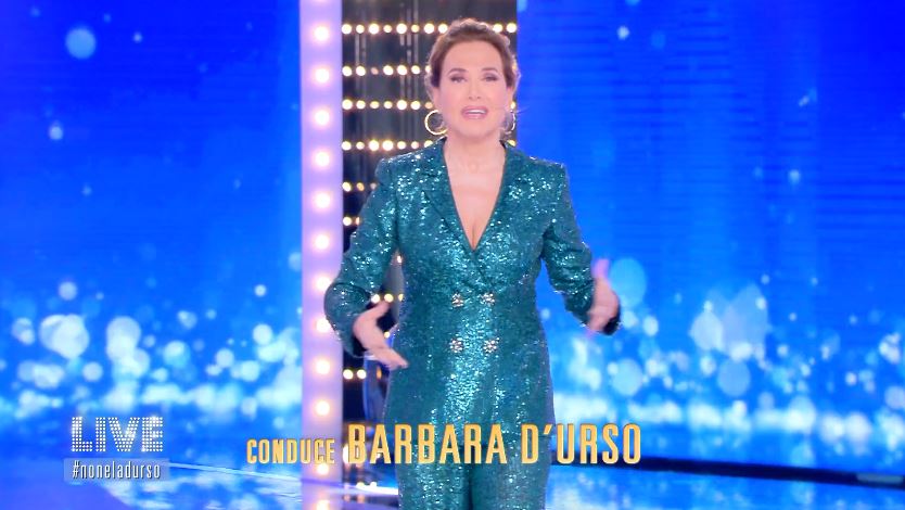 Coronavirus, Mediaset blocca ospiti di Barbara d’Urso: “Ma io resisto!” article-post