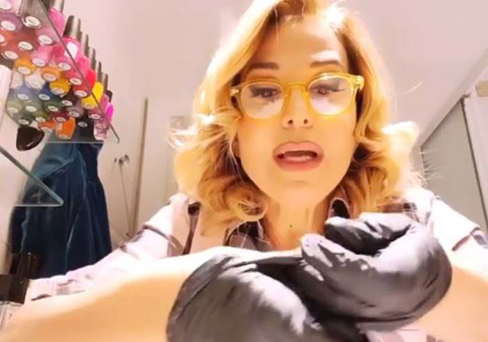 Coronavirus: Barbara d’Urso, tutorial su come togliere i guanti in modo corretto – VIDEO preview