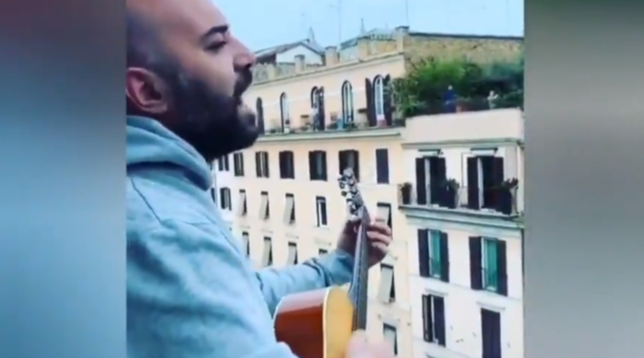 Coronavirus ultime notizie, Giuliano Sangiorgi canta dal balcone contro la paura – VIDEO preview