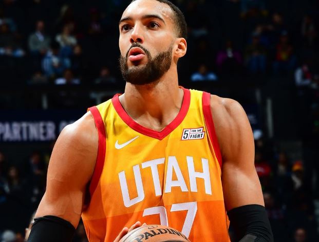 Coronavirus ultime notizie NBA: Rudy Gobert positivo, “toccatina” ai microfoni per sfidare il virus – VIDEO preview