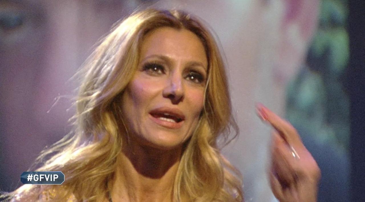 Grande Fratello Vip, Adriana Volpe arrabbiata: ecco la sua reazione