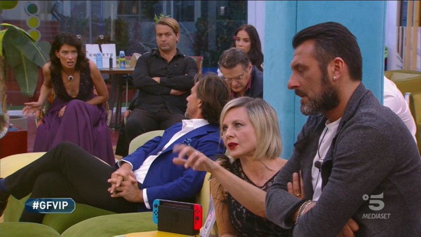 GF Vip, Signorini bacchetta Antonella e Fernanda: “Litigare per dei biscotti? Ignobile” preview