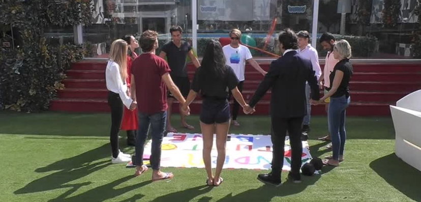 Grande Fratello Vip, minuto di silenzio per vittime Coronavirus e preghiera di Zequila preview