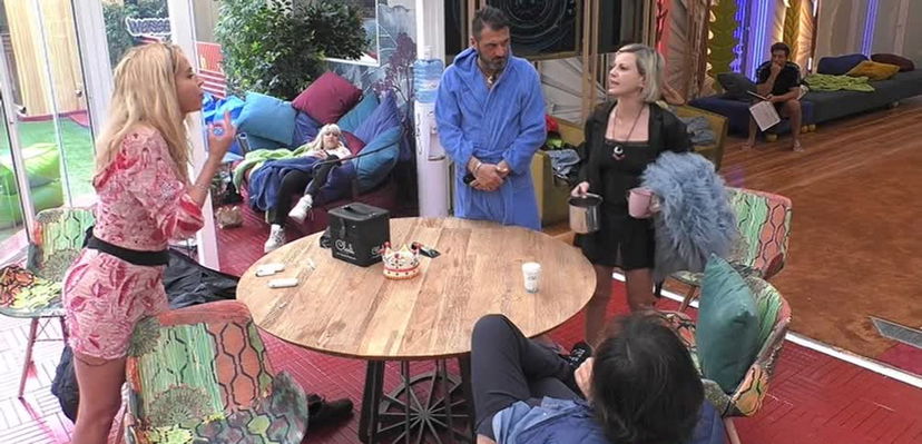 GF Vip, nuova lite tra Antonella e Valeria: “Stammi lontana e non parlarmi, codarda” preview