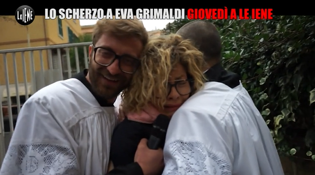 Scherzo Le Iene, Eva Grimaldi “vittima” di Imma Battaglia: suore e chierichetti (VIDEO) preview