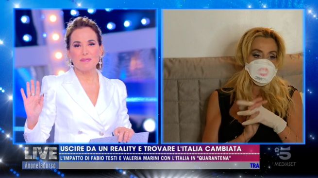 Valeria Marini, mascherina stellare e musi lunghi a Live Non è la d’Urso article-post