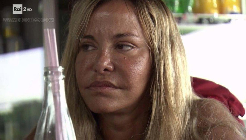 Vera Gemma e la chirurgia estetica: “Mi rifaccio quanto voglio! Mio modello di bellezza? Le trans” preview