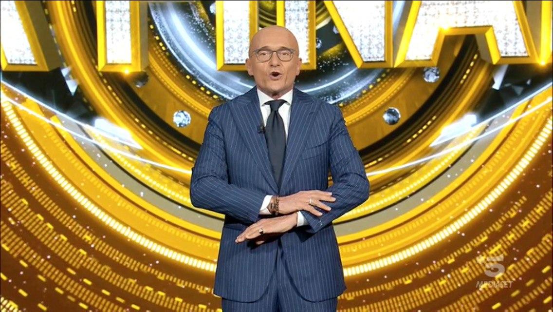 Grande Fratello Vip, Alfonso Signorini fa meglio della Blasi