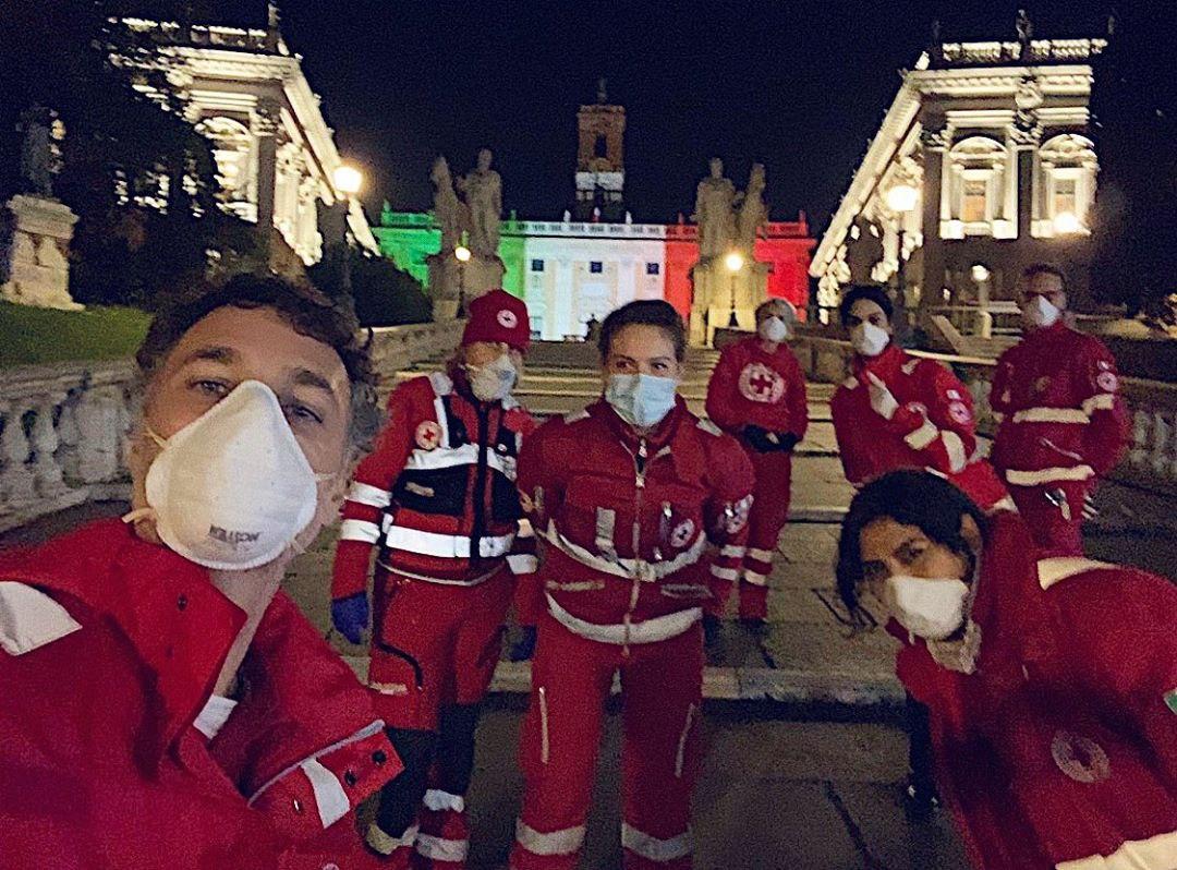 Coronavirus, Raoul Bova e Rocio Munoz Morales volontari della Croce Rossa