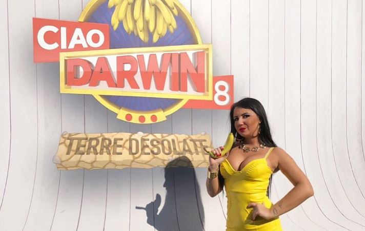 Lara La Zia, chi è? Ciao Darwin, Viaggio nel tempo per la Regina dei Cubi preview