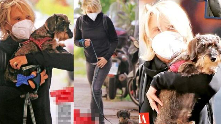 Maria De Filippi a passeggio con la bassotta Filippa e la mascherina