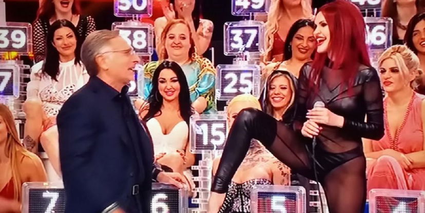 Ciao Darwin 8: chi è Alisha Griffanti? La Diva del Tubo e “campionessa di calci nelle pall*” preview