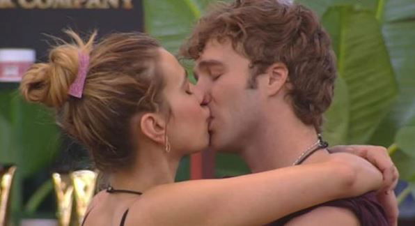 Quanti baci si sono dati Clizia Incorvaia e Paolo Ciavarro al Grande Fratello Vip? preview