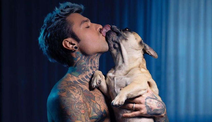 Fedez torna a fare rap: “Problemi con tutti (Giuda)”, il nuovo singolo – VIDEO preview